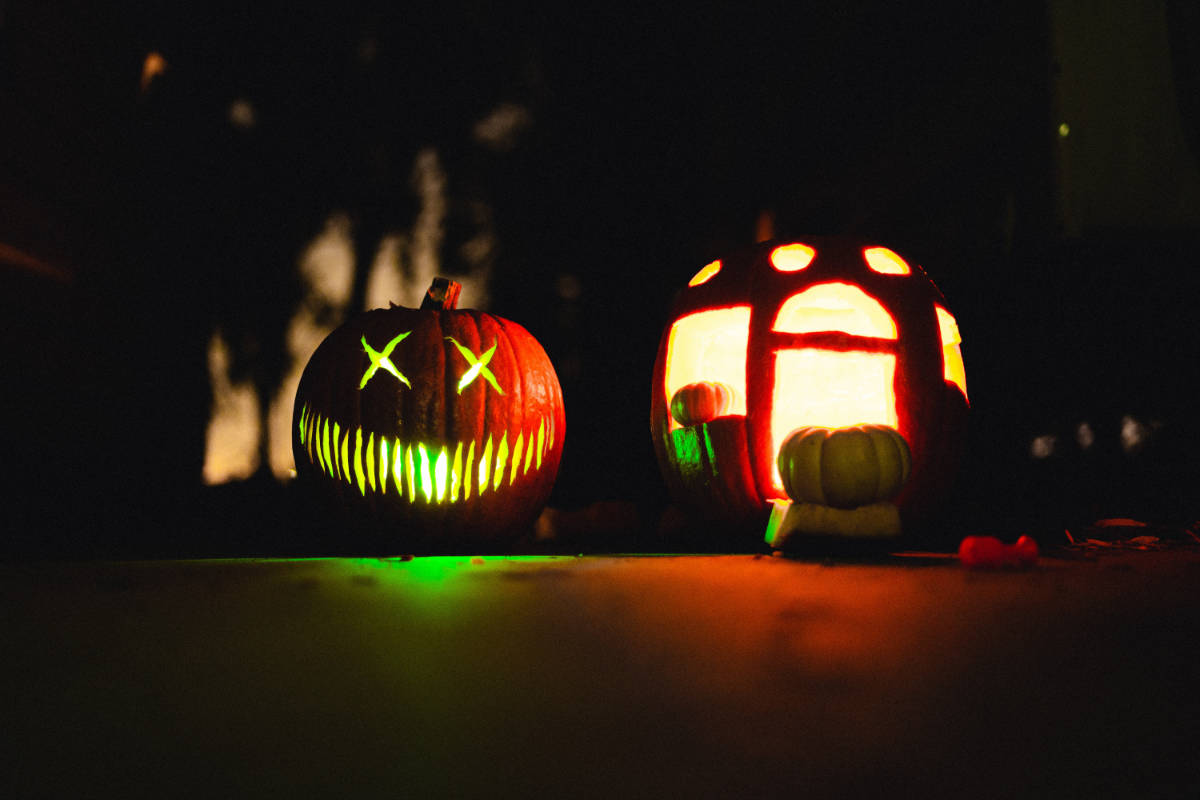 Zucche intagliate e illuminate per Halloween